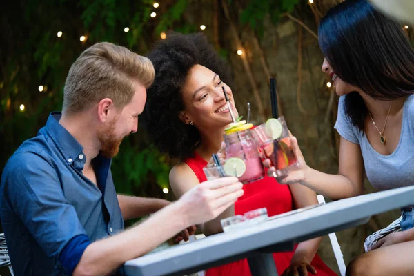 Jóvenes Amigos Felices Pasando Buen Rato Juntos Grupo Personas Hablando — Foto de Stock