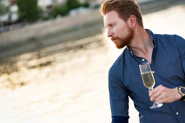 Retrato Homem Bonito Segurando Champanhe Livre Casamento Festa Conceito Aniversário — Fotografia de Stock