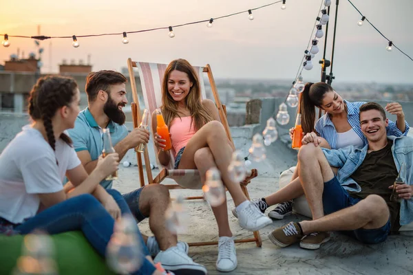 Avoir Grand Temps Avec Jeunes Amis Amuser Fête Sur Toit — Photo