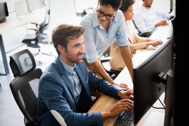 IT şirketinde işbirliği yapan programcılar uygulama geliştiriyor