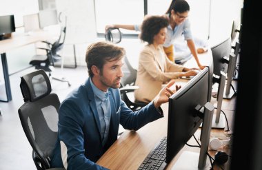 Bir yazılım geliştirme şirketinde çalışan programcılar