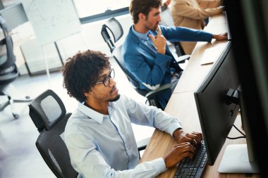 Bir yazılım geliştirme şirketinde çalışan programcılar
