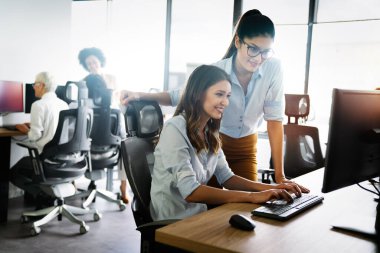 Girişimci iş adamları programcı grubu sorunlara çözüm bulmak için takım olarak çalışıyor