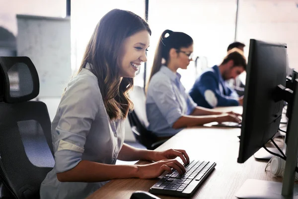 Empresarios Startup Grupo Programadores Que Trabajan Diariamente Oficinas Modernas —  Fotos de Stock