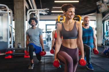 Formda olan insanlar spor yapıyor, spor yapıyor ve birlikte sağlıklı kalıyorlar.