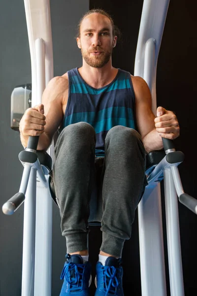 Jung Hübsch Fit Mann Doing Übungen Fitnessstudio — Stockfoto