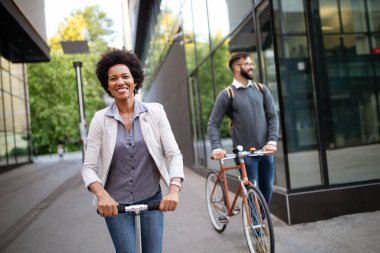 Çevreci insanlar bisikletle, elektrikli scooterla şehir caddesinde çalışacaklar.