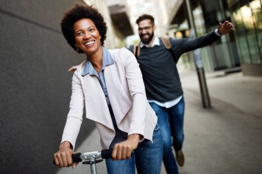 Genç ve mutlu iş adamlarına bakın dışarıda konuşuyorlar ve gülümsüyorlar.