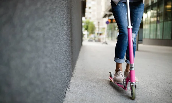 Szczęśliwa Młoda Kobieta Skuterze Elektrycznym Tłem Biurowca — Zdjęcie stockowe