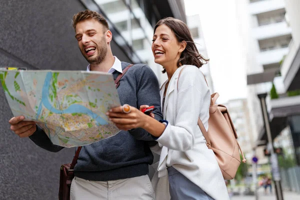 Vacaciones Citas Concepto Turismo Sonriendo Hermosa Pareja Enamorada Mapa Ciudad — Foto de Stock