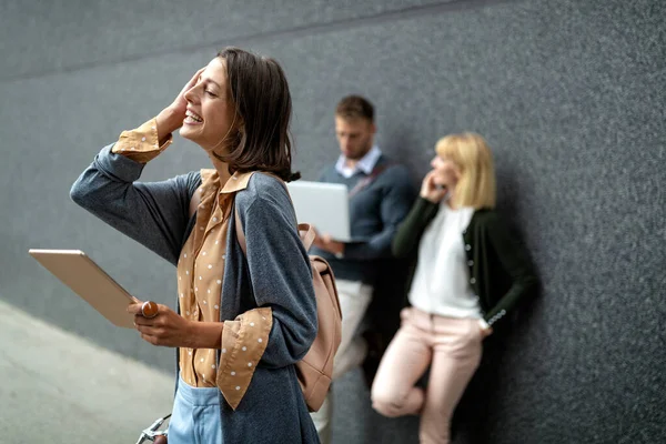 Att Leva Den Digitala Tidsåldern Grupp Glada Ungdomar Som Håller — Stockfoto