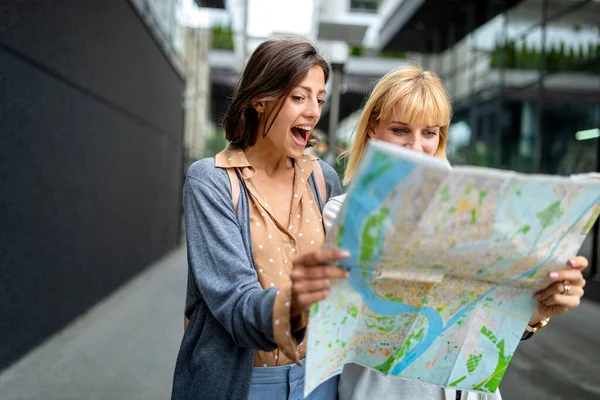 Jeunes Touristes Heureux Belles Femmes Visites Touristiques Ville Vacances — Photo