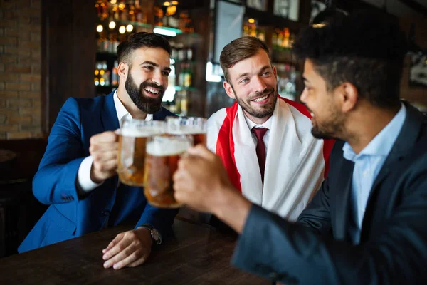 Συνάντηση Τους Καλύτερους Φίλους Ευτυχισμένοι Νεαροί Άντρες Μιλάνε Και Πίνουν — Φωτογραφία Αρχείου