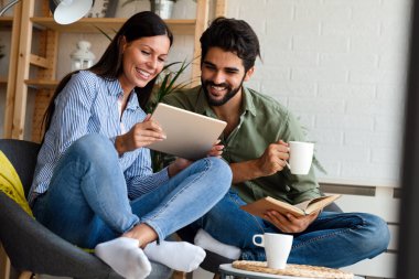 Dijital tablet kullanan çekici evli bir çiftin portresi. Teknoloji, insanlar konsepti
