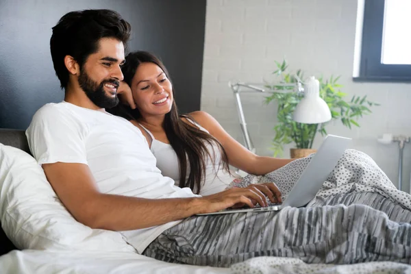 Casal Jovem Feliz Relaxando Casa Com Laptop Amor Felicidade Pessoas — Fotografia de Stock
