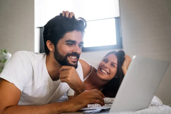 Romantiska Unga Lyckliga Par Älskar Att Koppla Hemma Kul Titta — Stockfoto