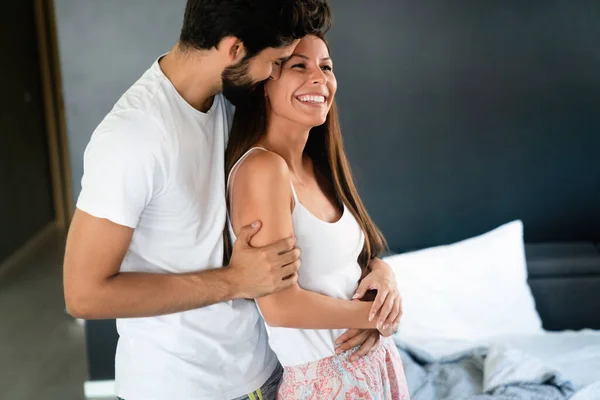 Bonito Jovem Casal Amoroso Ligação Uns Com Outros Enquanto Homem — Fotografia de Stock