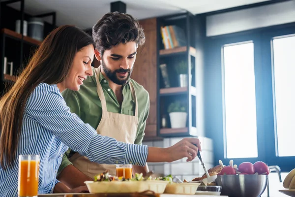 Feliz Casal Jovem Cozinhar Juntos Cozinha Casa — Fotografia de Stock