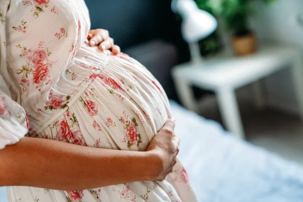 Afbeelding Van Zwangere Vrouw Aanraken Van Haar Buik Met Handen — Stockfoto