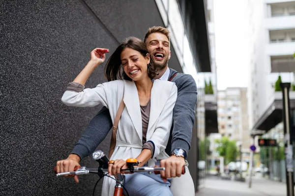 Bisiklet Süren Dışarıda Eğlenen Mutlu Genç Bir Çiftin Portresi — Stok fotoğraf