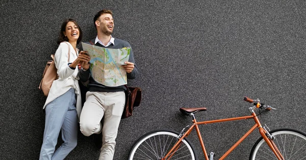 Feliz Joven Pareja Viajeros Sosteniendo Mapa Las Manos Aire Libre — Foto de Stock
