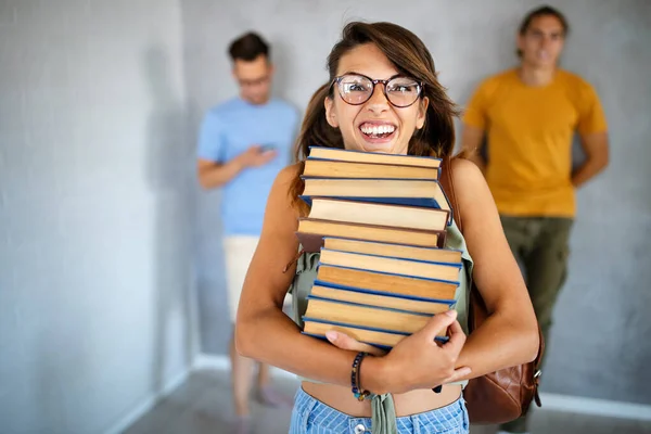 Schöne Nerd Mädchen Mit Vielen Büchern Bildung Studium Menschen Universitätskonzept — Stockfoto