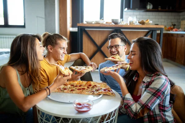 Grupo Amigos Felizes Fazendo Festa Casa Comendo Pizza Divertindo — Fotografia de Stock