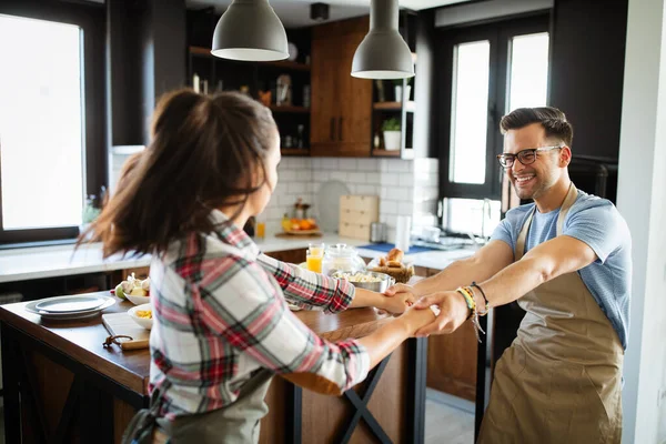 Mooi Gelukkig Paar Glimlachen Tijdens Het Koken Samen Keuken — Stockfoto