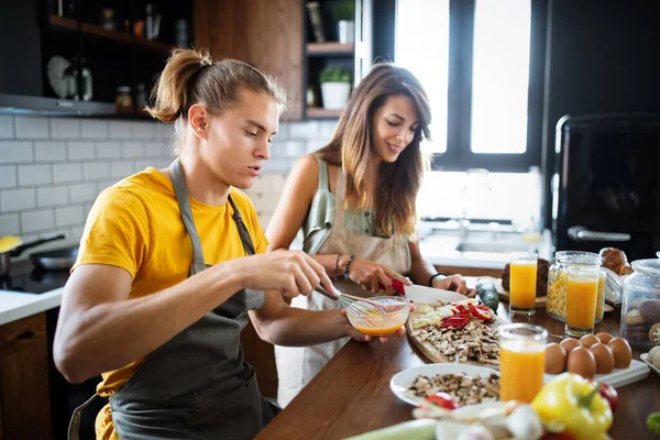 Schönes Junges Paar Hat Spaß Der Küche Beim Gemeinsamen Kochen — Stockfoto