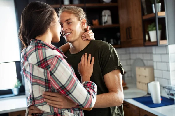 Hermosa Pareja Feliz Está Abrazando Sonriendo Mientras Pasan Tiempo Juntos —  Fotos de Stock