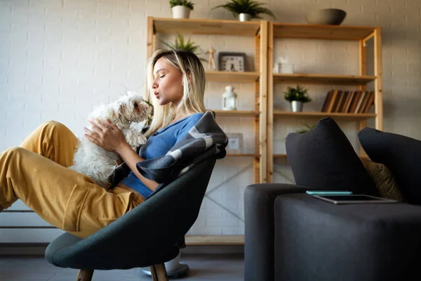 Lifestyle Frau Mit Hund Entspannt Wohnzimmer Glück Ist Ein Warmer — Stockfoto