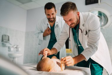 Mutlu çocuk doktoru doktorlar bebeği muayene eder. Sağlık hizmetleri, insanlar, muayene konsepti