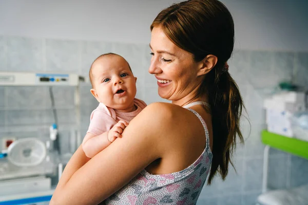 Kleine Baby Moeder Het Ziekenhuis Nieuw Levensconcept — Stockfoto