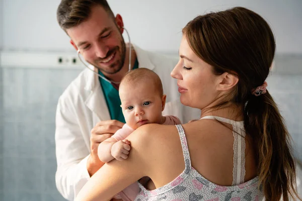 Madre Sosteniendo Bebé Para Que Examine Pediatra Concepto Salud —  Fotos de Stock