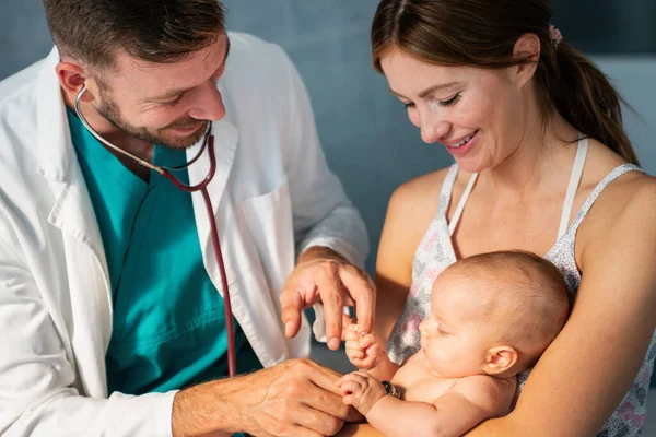 Madre Sosteniendo Bebé Para Que Examine Pediatra Concepto Salud —  Fotos de Stock
