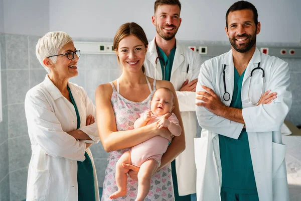 Portret Van Zelfverzekerde Medische Team Met Baby Ouder Het Ziekenhuis — Stockfoto