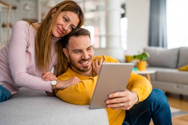 Mutlu çift evde elektronik aletlerle vakit geçiriyor.