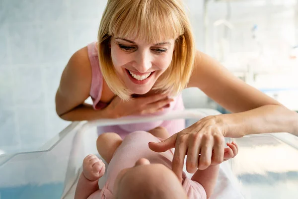 Família Feliz Mãe Bebê Beijando Rindo Abraçando — Fotografia de Stock