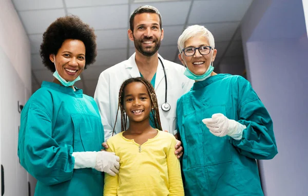 Equipo Éxito Doctores Experimentados Altamente Calificados Con Paciente Infantil Después —  Fotos de Stock