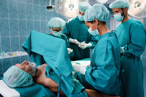 Equipo Cirugía Operando Una Sala Quirúrgica Cuidado Salud Hospital Concepto —  Fotos de Stock