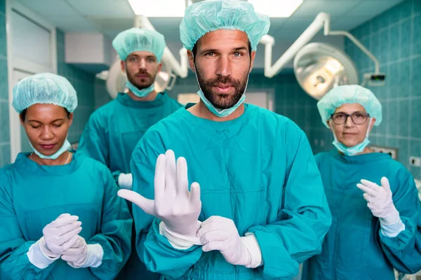 Retrato Uma Equipe Cirurgiões Médicos Bem Sucedida Dentro Sala Cirurgia — Fotografia de Stock