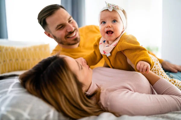 Familia Feliz Madre Padre Hija Descansando Divirtiéndose Casa — Foto de Stock