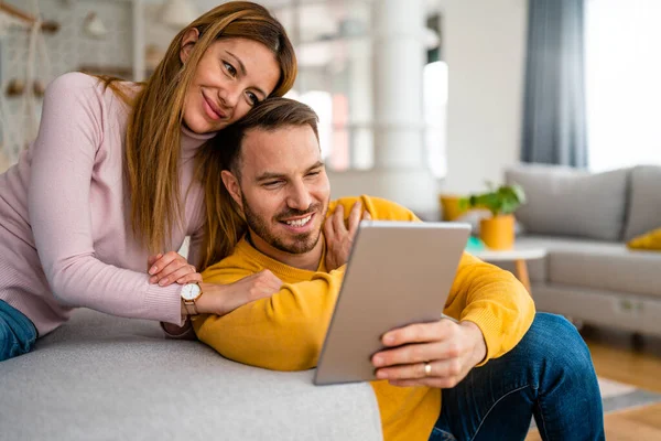 Casal Feliz Passar Tempo Com Equipamentos Eletrônicos Casa — Fotografia de Stock