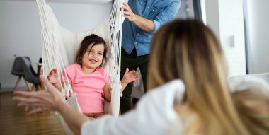 Mutlu aile eğleniyor, evde birlikte vakit geçiriyorlar.