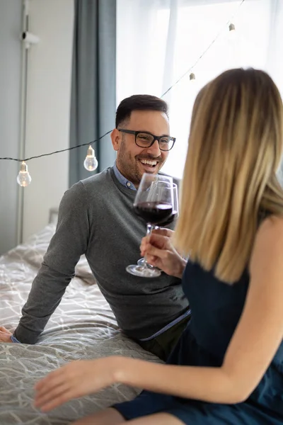 Gelukkig Paar Liefde Drinken Wijn Het Hebben Van Romantische Date — Stockfoto