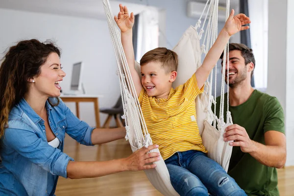 Ευτυχισμένη Νεαρή Οικογένεια Που Διασκεδάζει Παίζοντας Μαζί Στο Σπίτι — Φωτογραφία Αρχείου