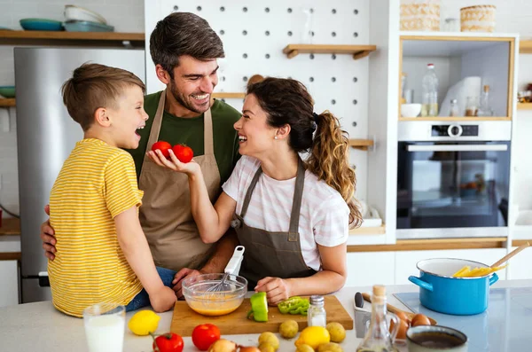 Família Feliz Cozinha Divertindo Cozinhando Juntos Alimentos Saudáveis Casa — Fotografia de Stock