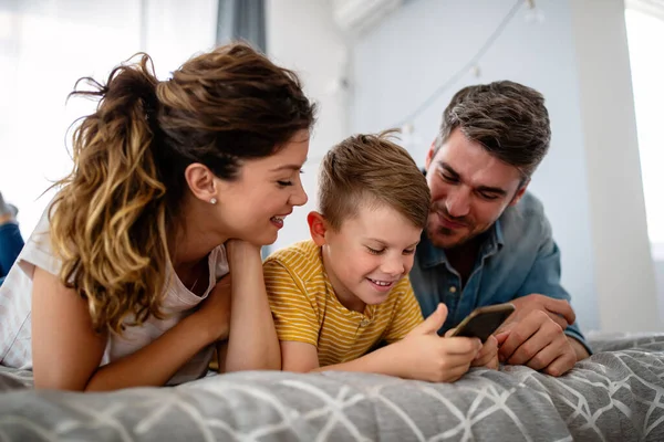 Felice Concetto Famiglia Bei Giovani Genitori Divertono Giocando Con Loro — Foto Stock