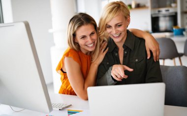 Girişimci ofis çalışanları toplantı konseptini beyin fırtınası yapan takım çalışmacıları