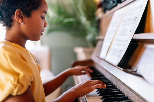 Muziekonderwijs Gelukkig Zwart Meisje Spelen Piano Thuis — Stockfoto